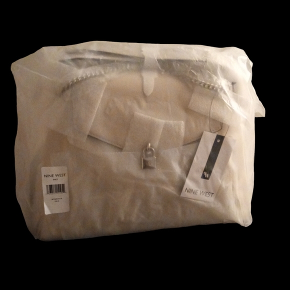 Nine West Inez Large Quilt Design - Picture 6 of 6